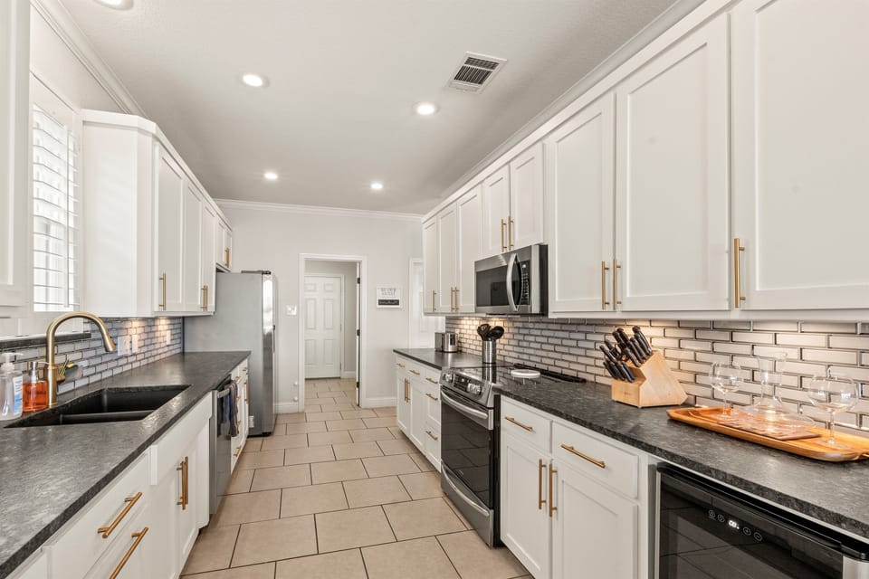 Cook in style in our modern kitchen, complete with generous counter space to bring your culinary creations to life.