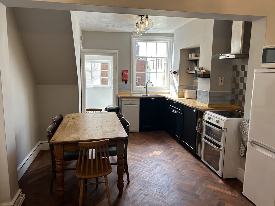 Kitchen / dining area (table seats 6)