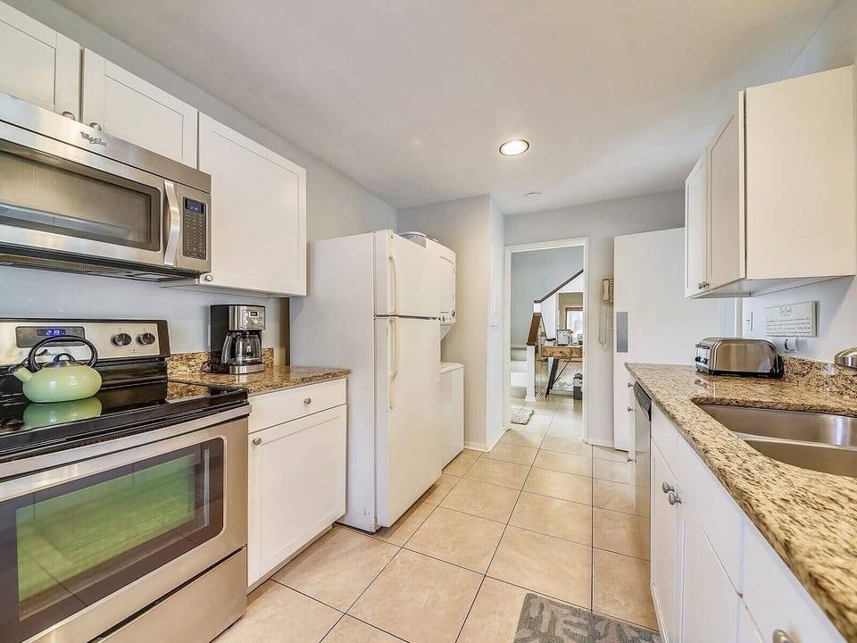 Kitchen with Washer/Dryer at 680 Queens Grant