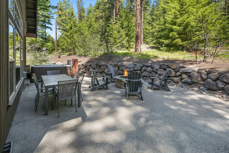Eagle Aerie: - Private outdoor entertaining area with a dining table, gas fire pit, and a hot tub.