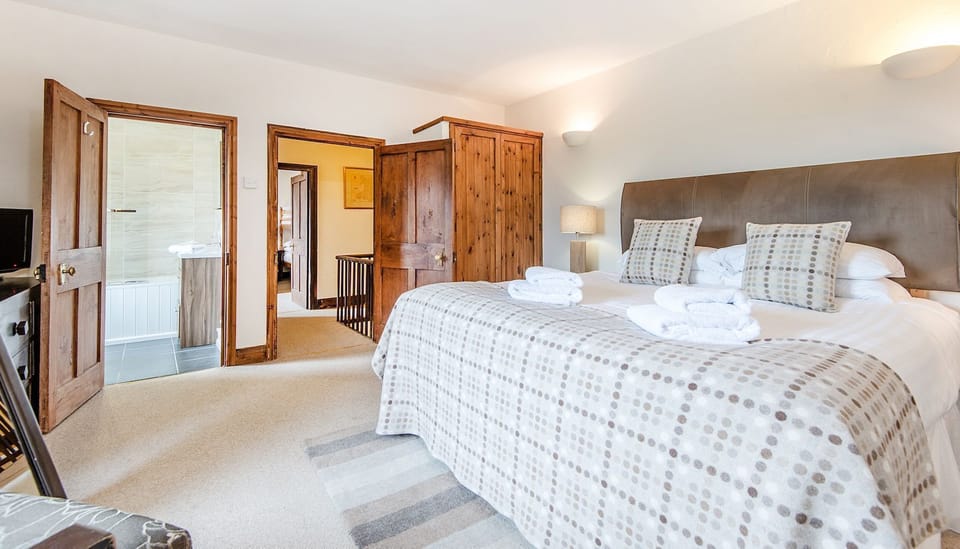 Farmhouse main ensuite bedroom