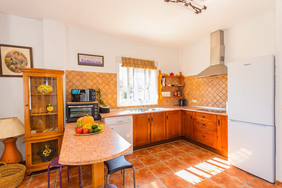 Enjoy the kitchen of this house with a fireplace in Coín