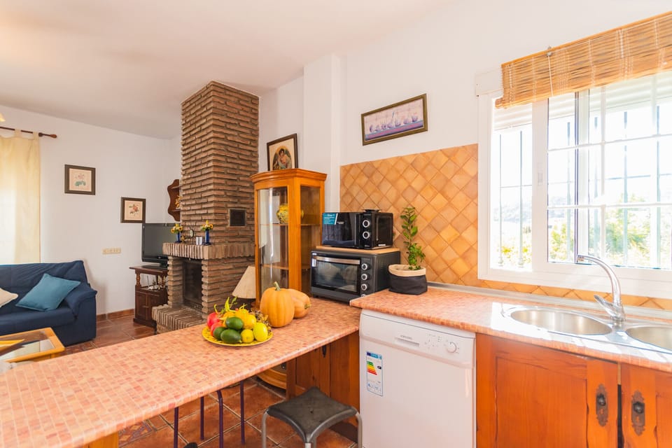 Enjoy the kitchen of this house with a fireplace in Coín
