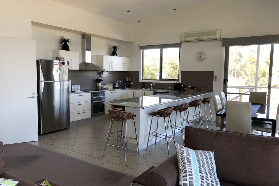 Kitchen/dining upper level