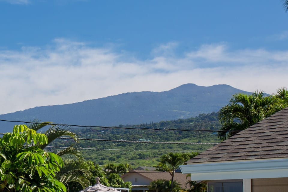 Beautiful view of the mountain. Nestled at the end of a cul-de-sac for peace and tranquility while still close to town and beaches.