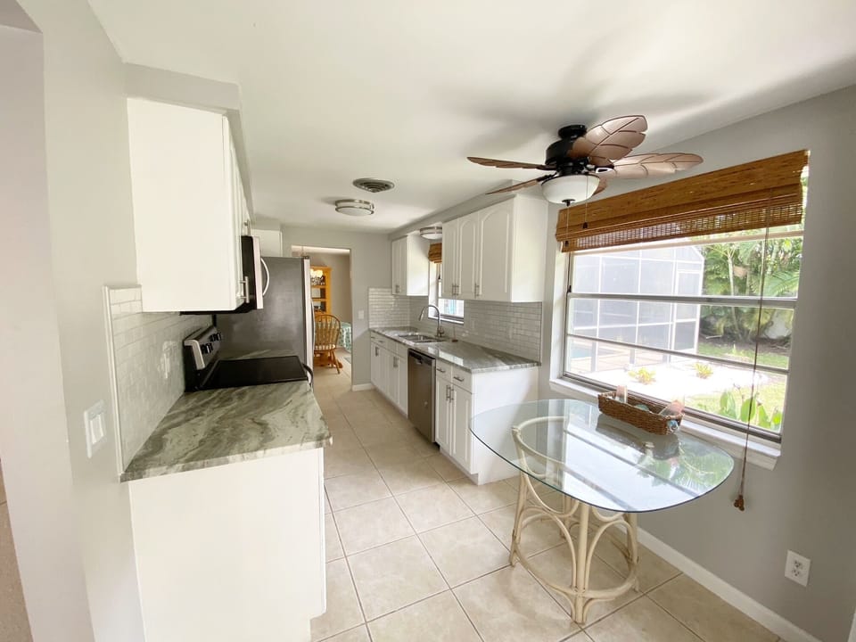 Bright, updated and fully equipped kitchen kitchen
