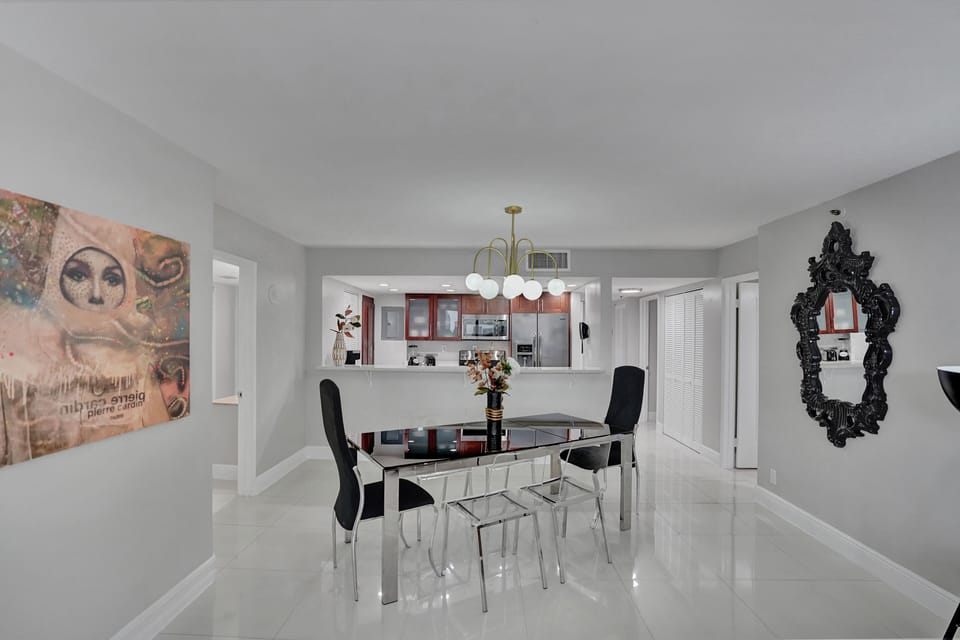 Dining area for 6, fully equipped kitchen with washer/dryer