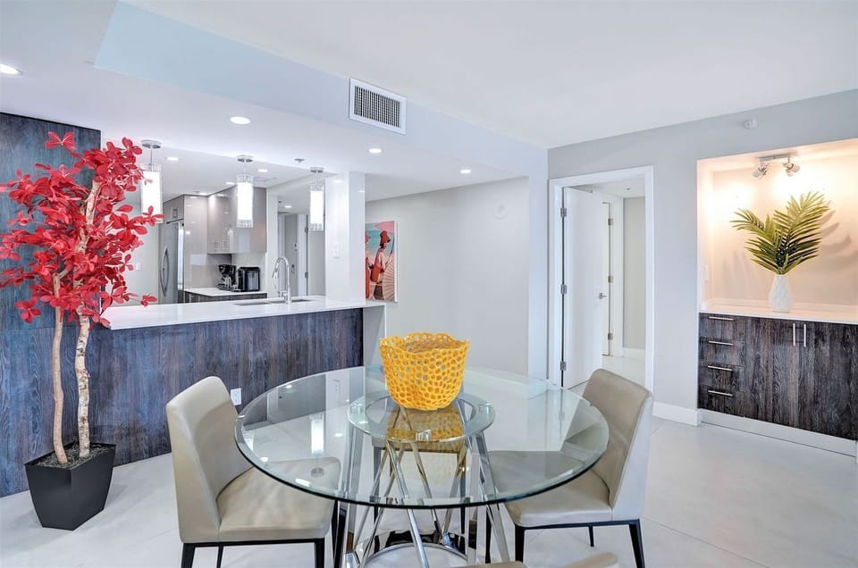 Dining area, fully equipped kitchen