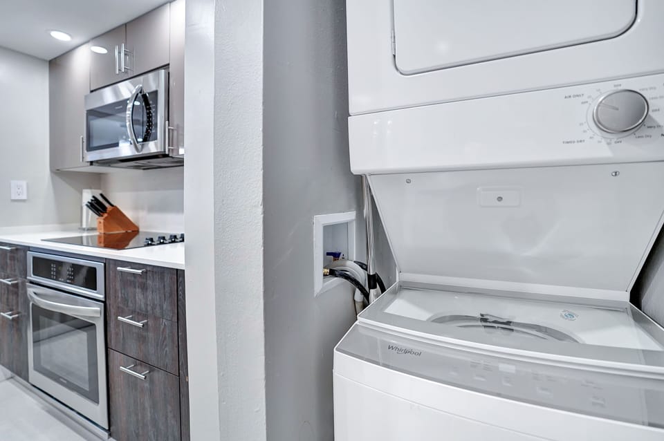 Fully equipped kitchen, washer/dryer