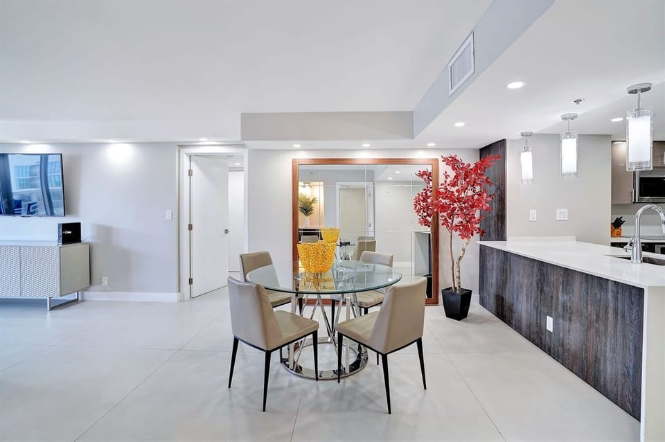 Dining area, fully equipped kitchen