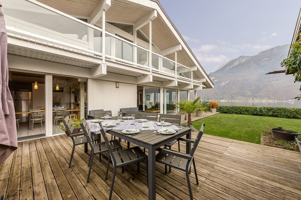 Terrace overlooking the lake 