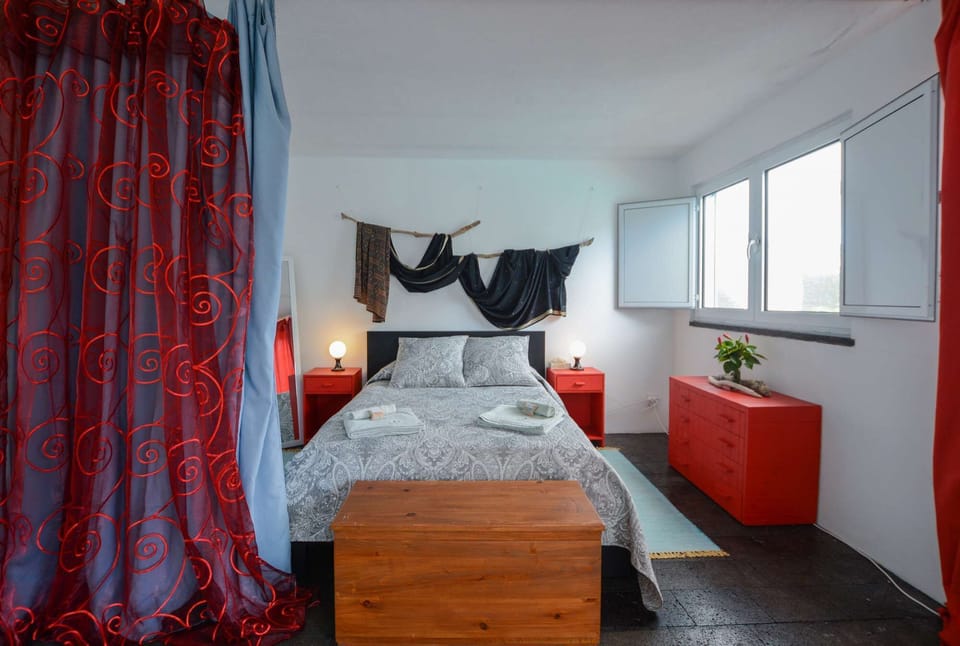 Bedroom set features traditional elements, custom furniture and double bed (140cmx200cm).