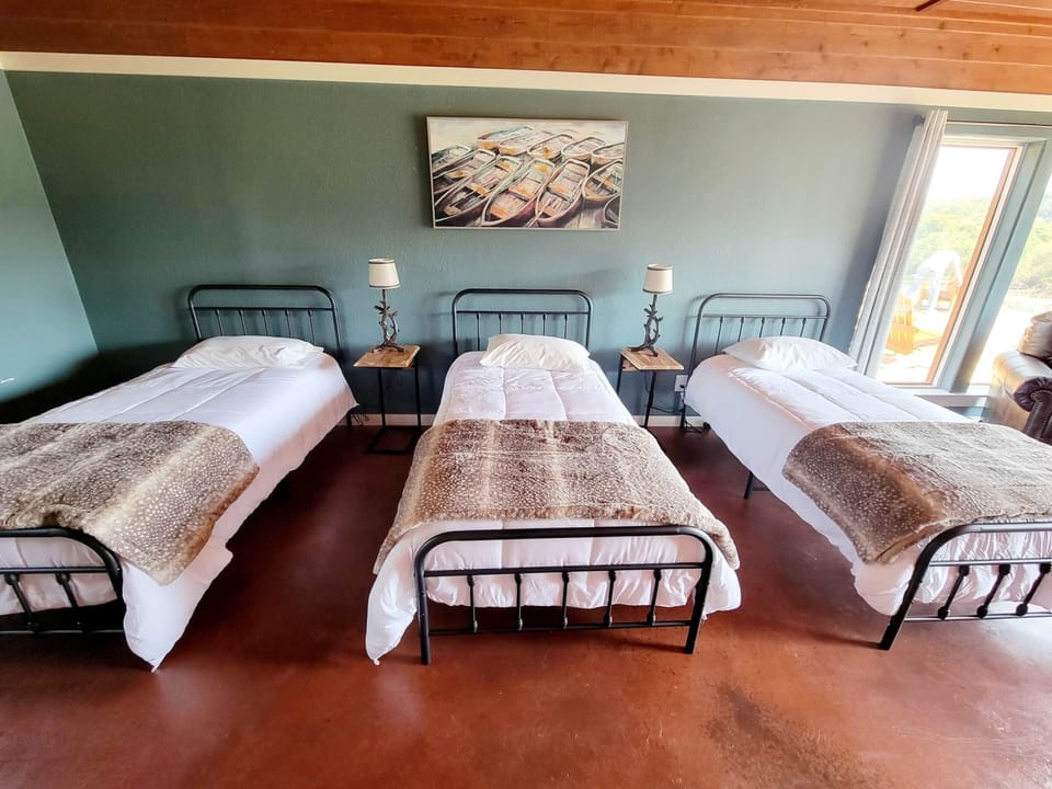 Bunkroom on the Brown 4 bdrm side