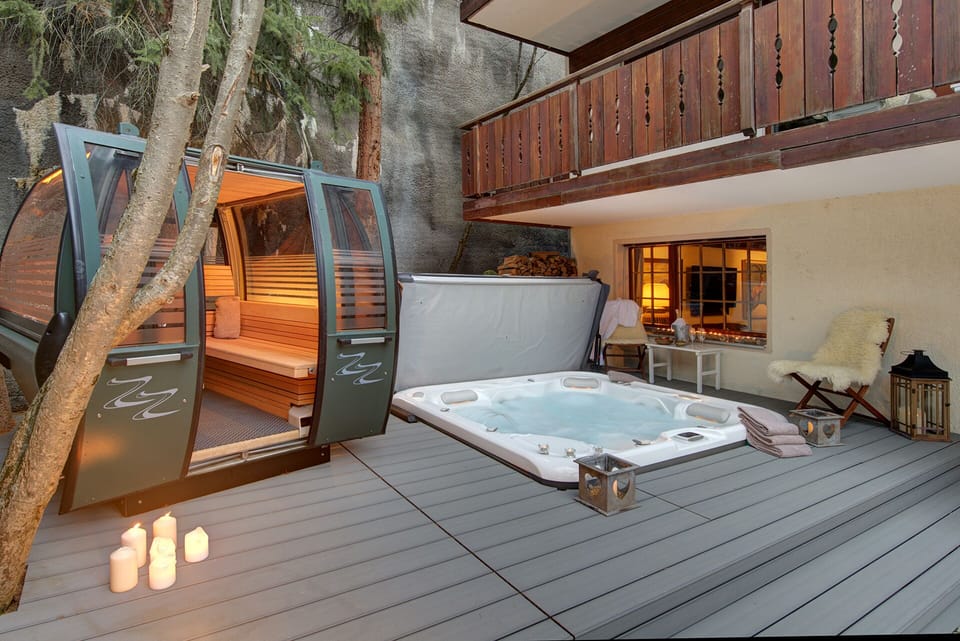 Outdoor sauna and hot tub