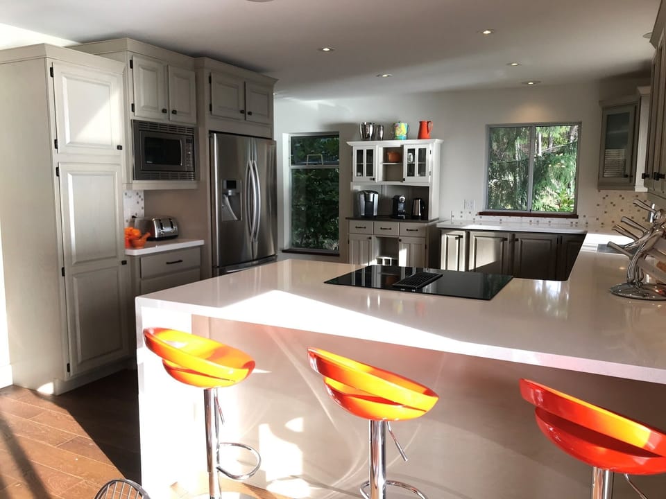 Bright and spacious kitchen with stainless steel appliances & quartz countertops