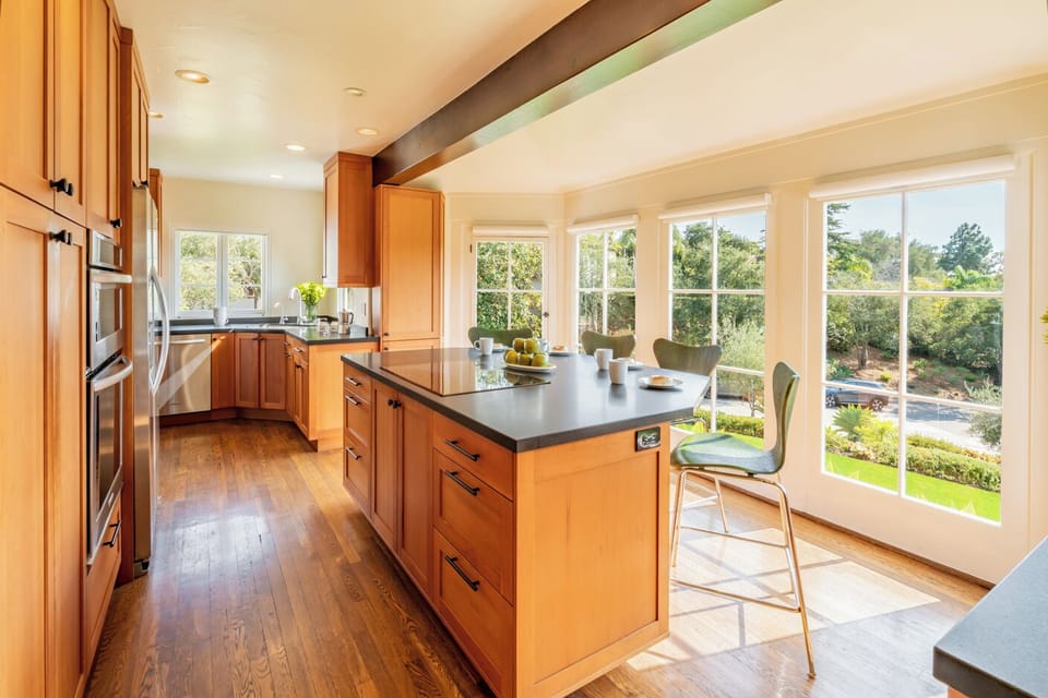 Bright eat-in kitchen