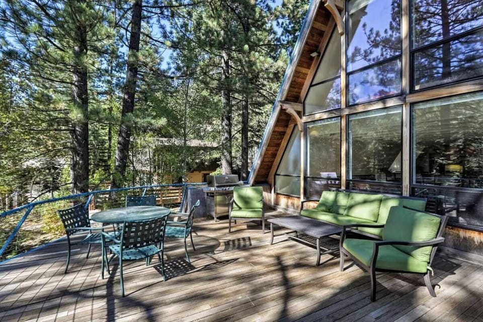 Deck with grill *grill available in the summer 
