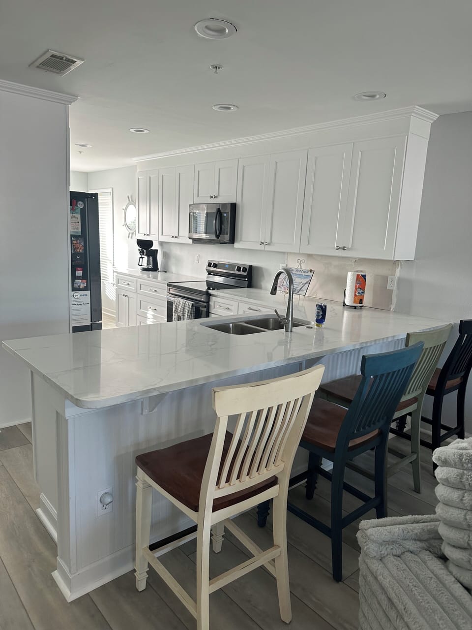 Bar between Kitchen and Living Room