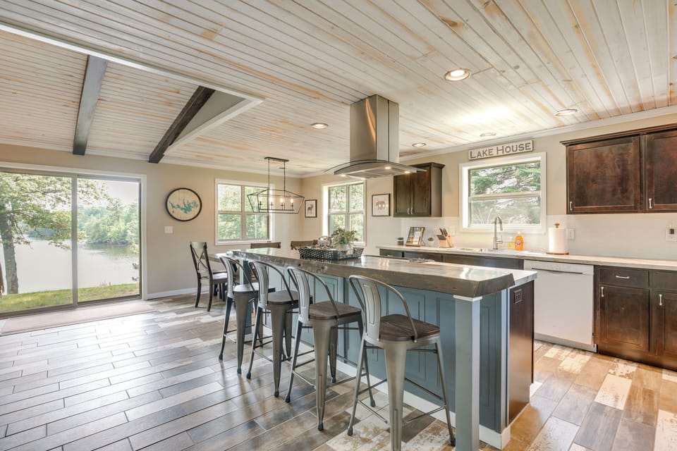 Fully Equipped Kitchen | Dishware/Flatware