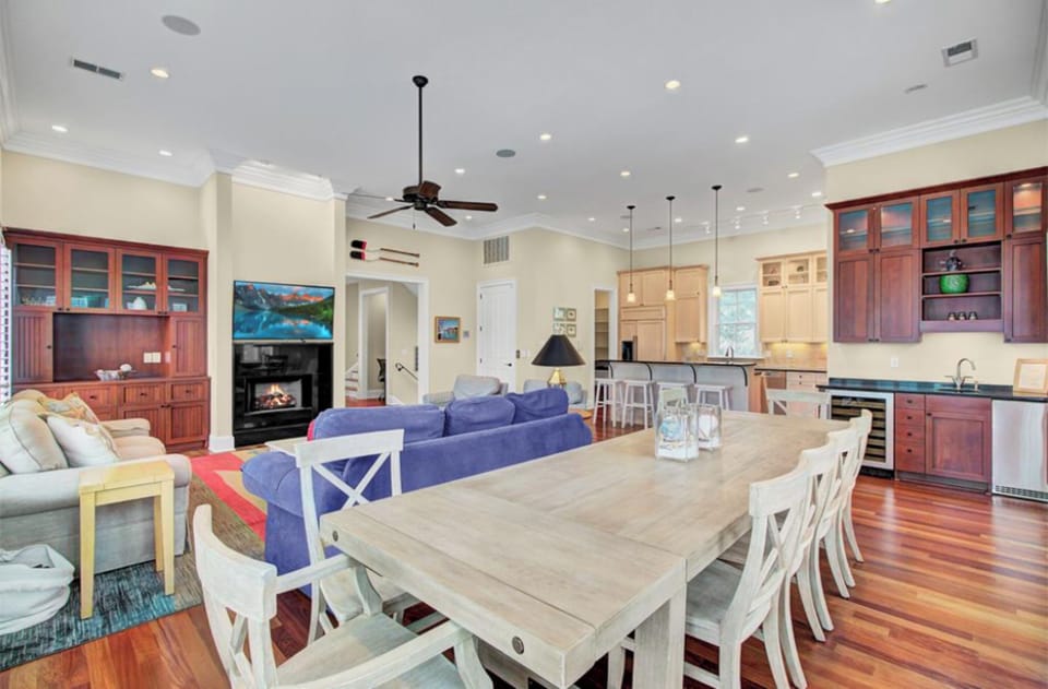 Dining area - room for the whole crew.