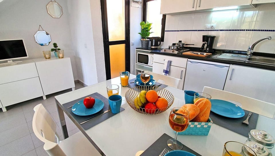 Dining area. Dinning area