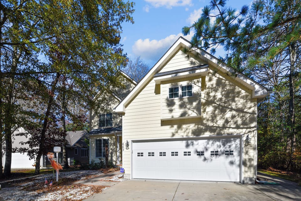 Exterior,Front Yard,