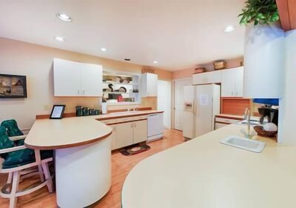 Large kitchen with lots of counter space.