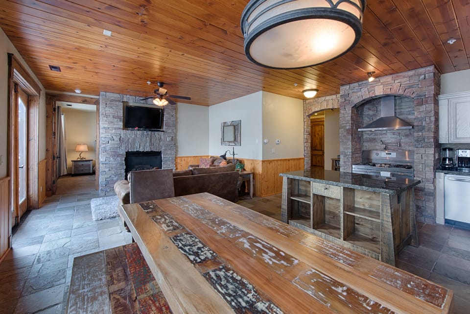 Rustic and cozy - Propane fireplace and big screen TV.