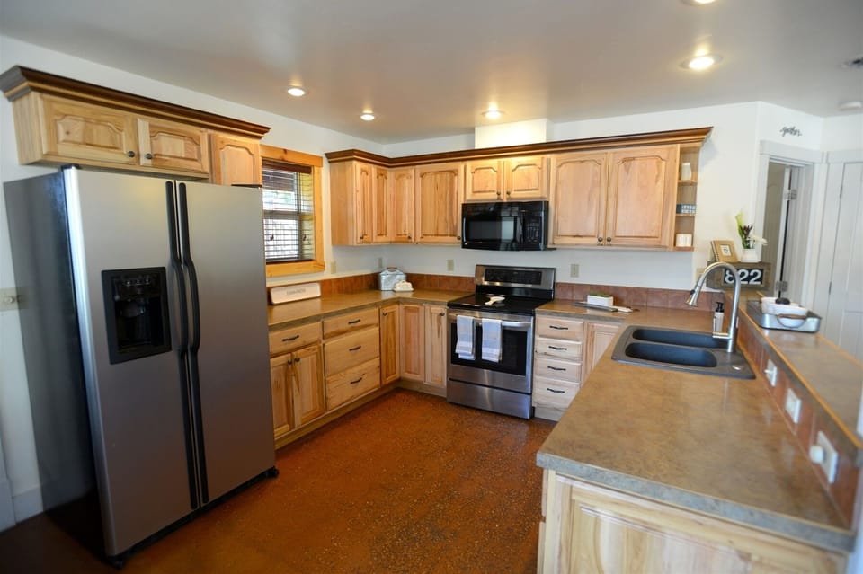 Spacious kitchen - plenty of prep surface.
