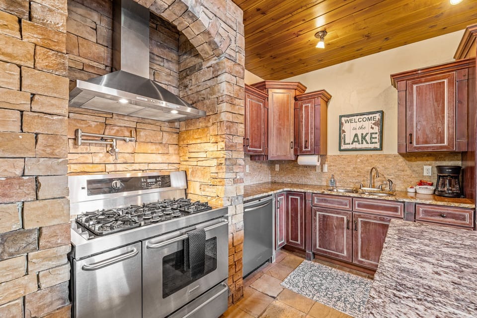 Chef`s kitchen, well equipped with plenty of space.
