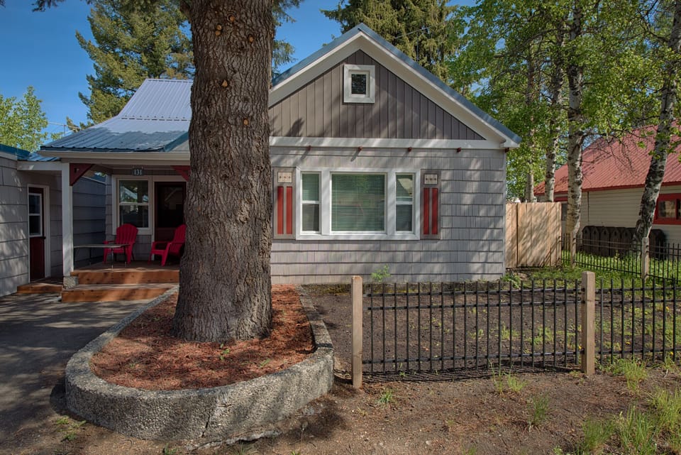 Park St. Cottage - Convenient downtown location.
