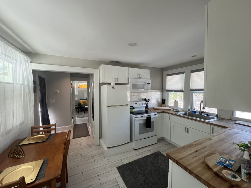 Full Kitchen with dining area