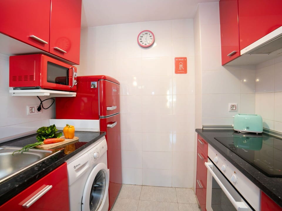 Kitchen Appliance, Kitchen, Major Appliance, Countertop, Interior Design, Flooring, Washing Machine, Home Appliance, Floor, Cabinetry