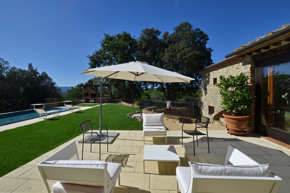 The equipped terrace outside the dining-room