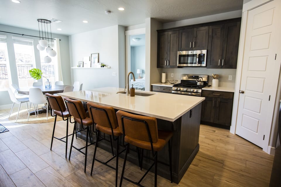 Kitchen with 4 bar stools