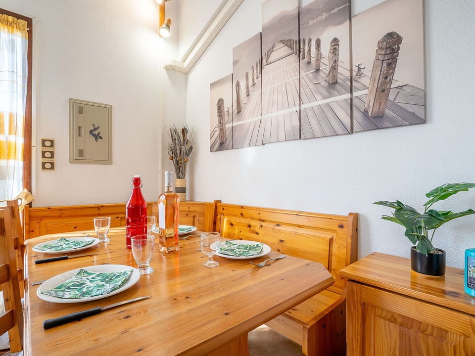 Table, Furniture, Property, Tableware, Picture Frame, Plant, Building, Wood, Interior Design, Chair