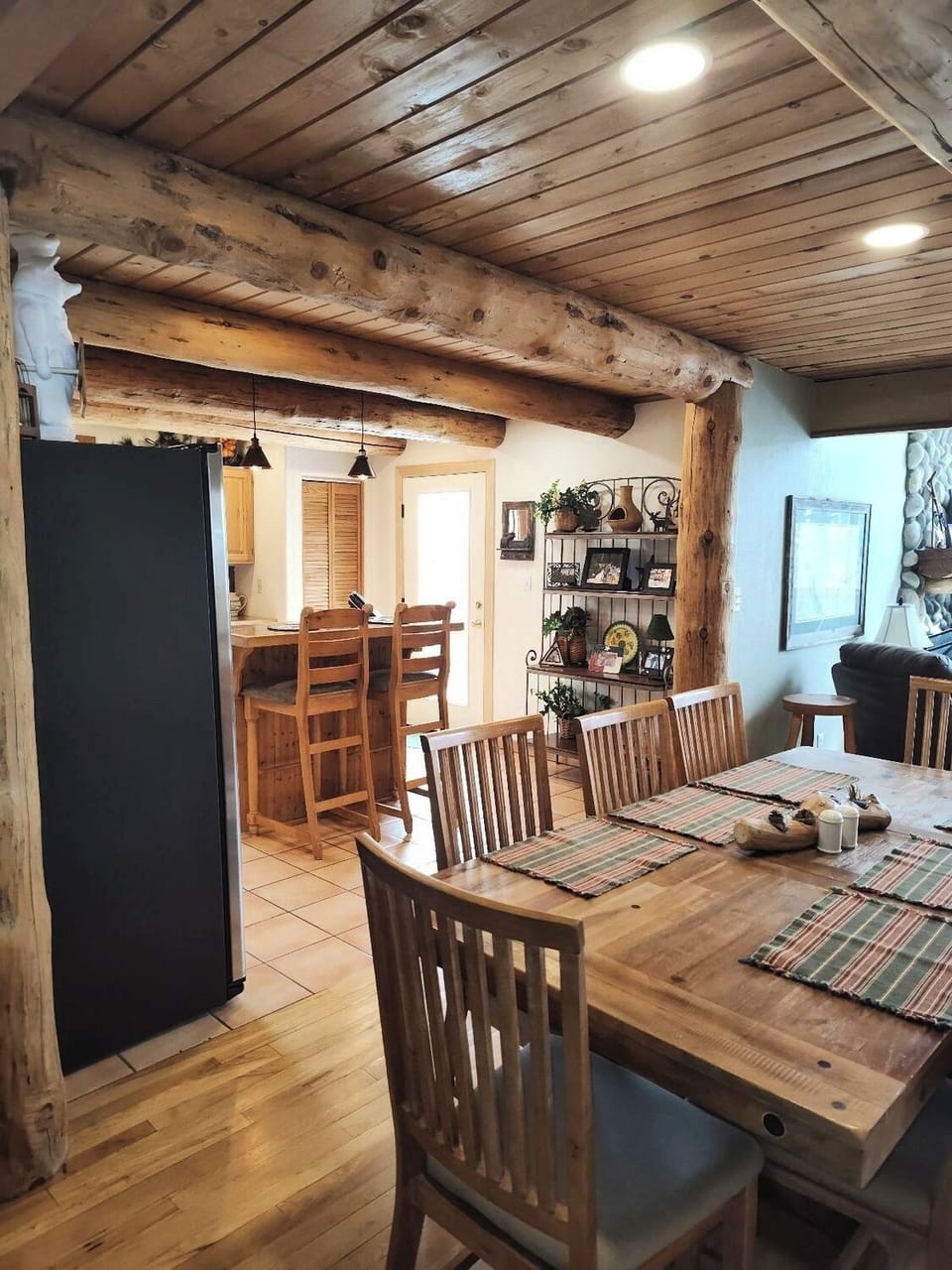 Easy serving with the open floor concept between kitchen,dining and great room,