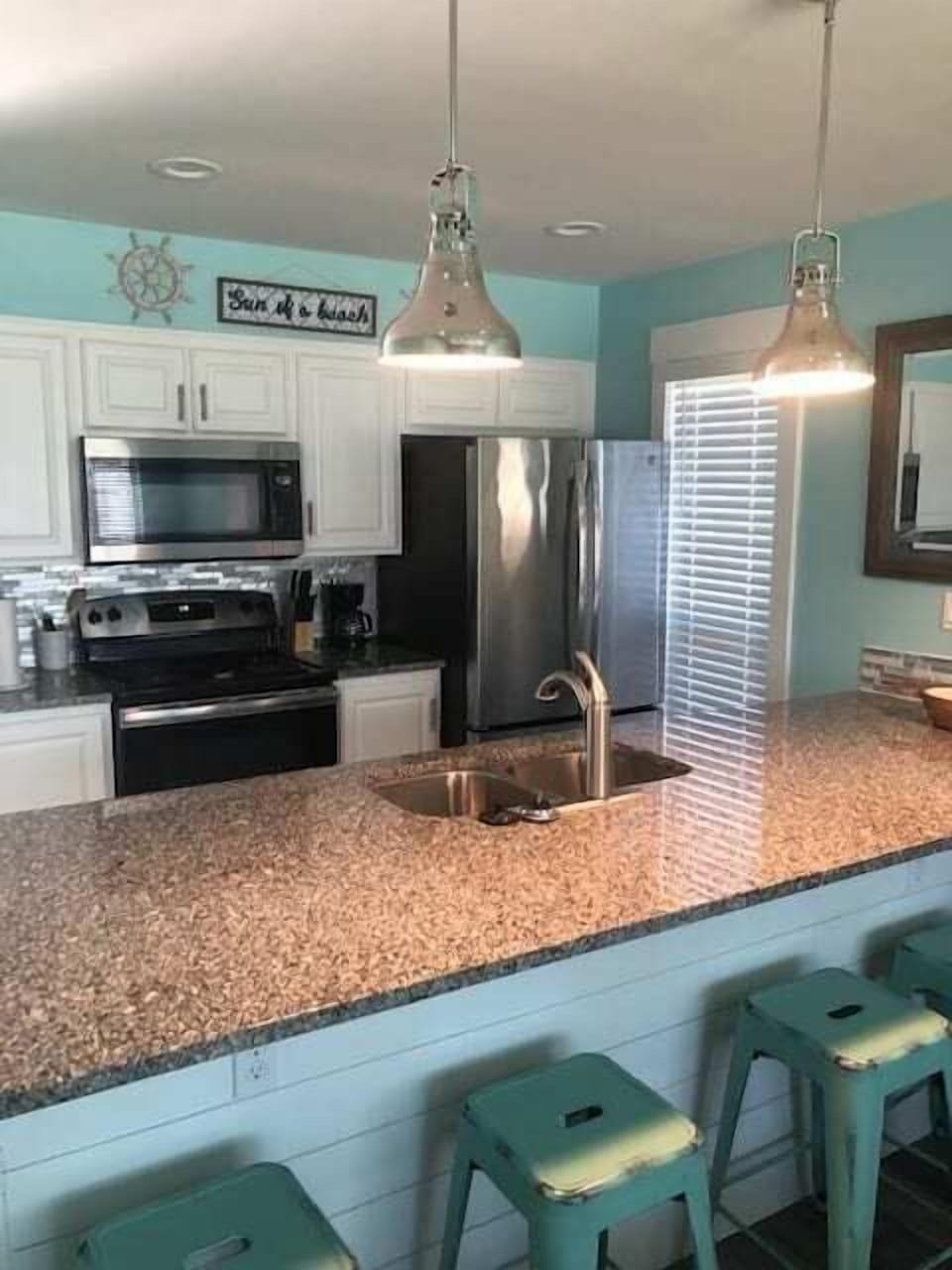 Kitchen/Bar Area