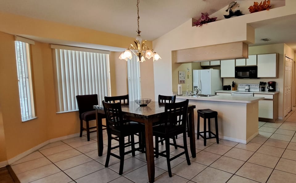 Dining area & breakfast bar