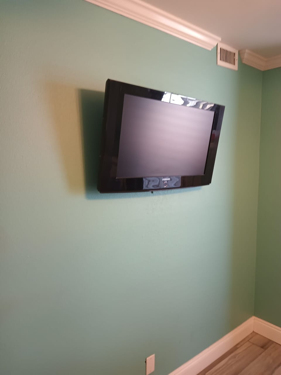 Wall mountedd tv in bedroom