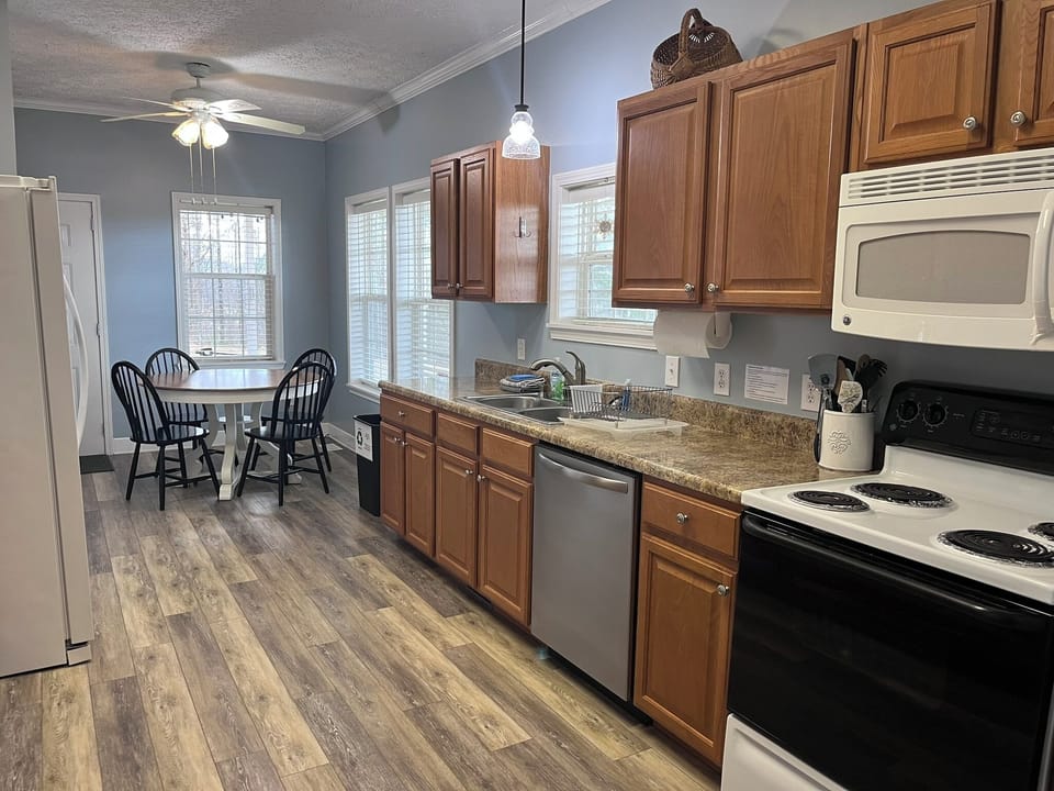 Kitchen
Very well equipped with appliances, cookware, and dishes.