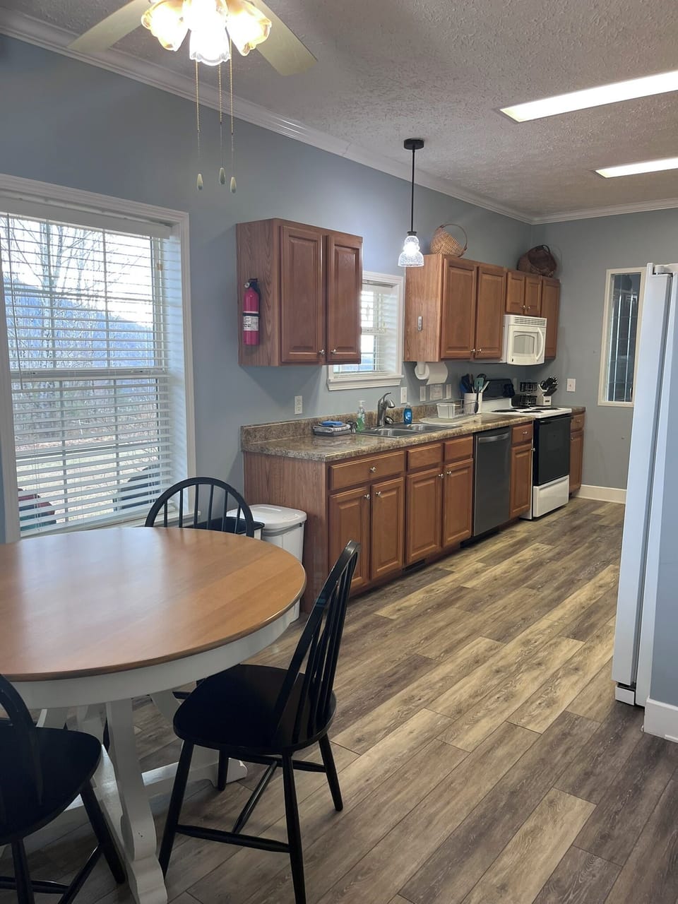 Kitchen 
Dishwasher, stove, oven, microwave. 
Basic spices and oils available.