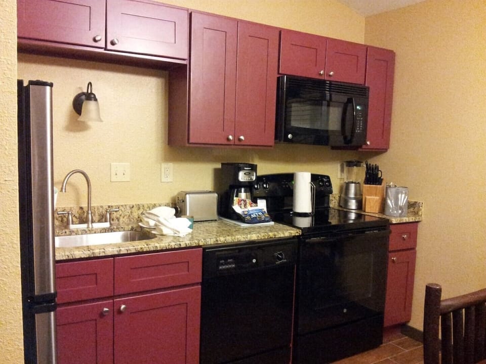 Full kitchen with table and 6 chairs.