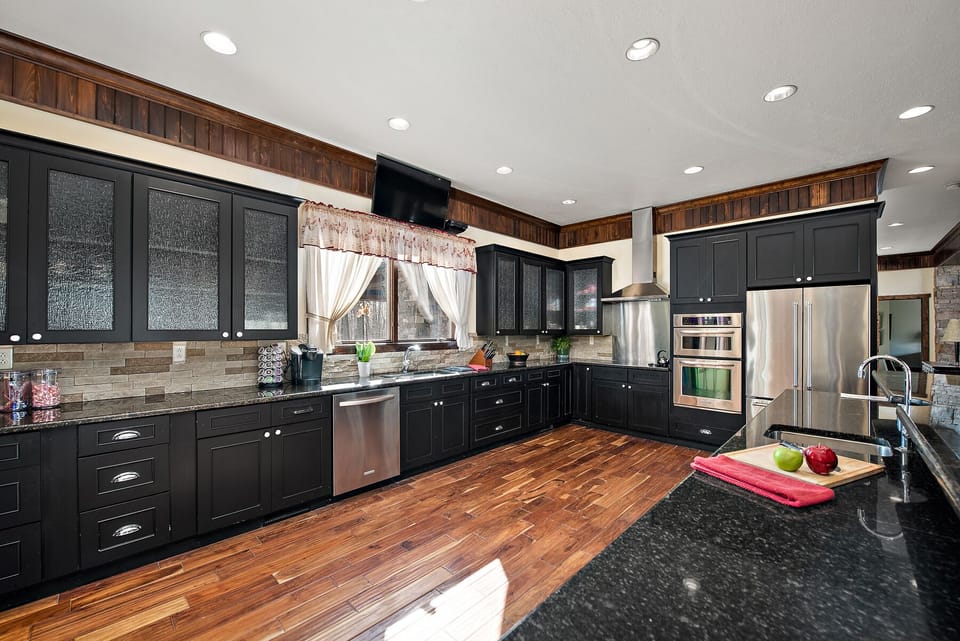 Large entertainment kitchen major appliances and all pantry items for your use 