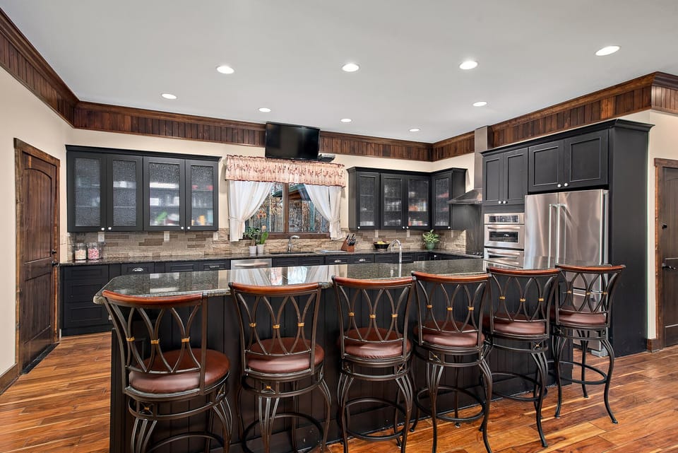 Eat up bar in the main kitchen 