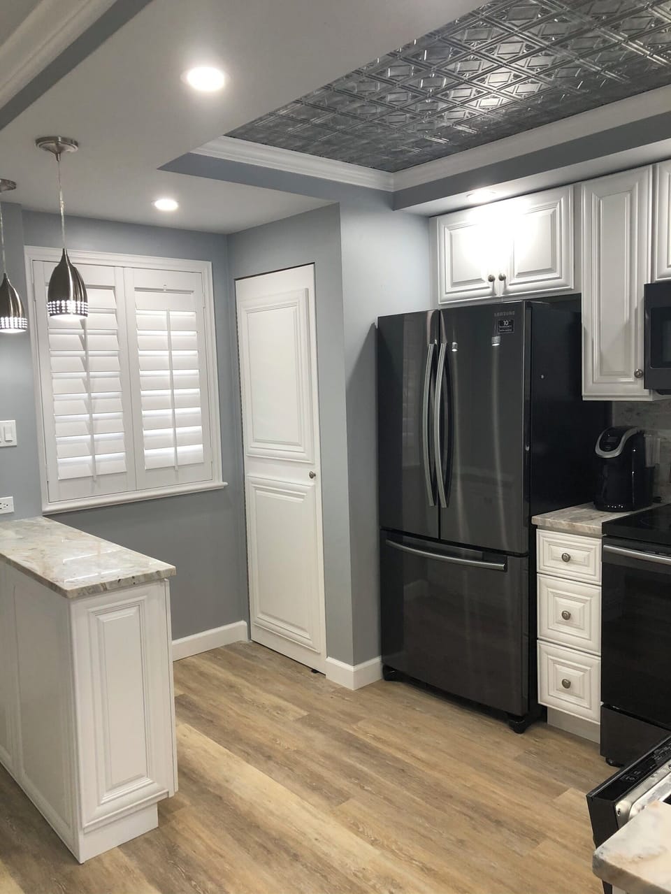 Full kitchen with updated appliances, basic cookware and utensils