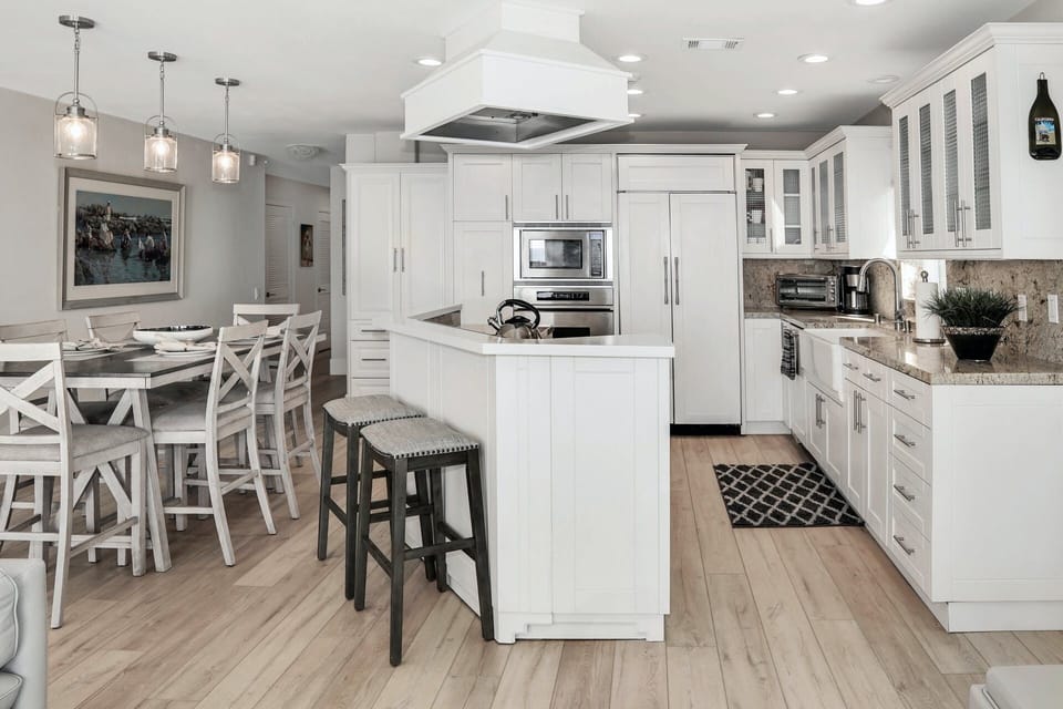 Open kitchen & dining area 