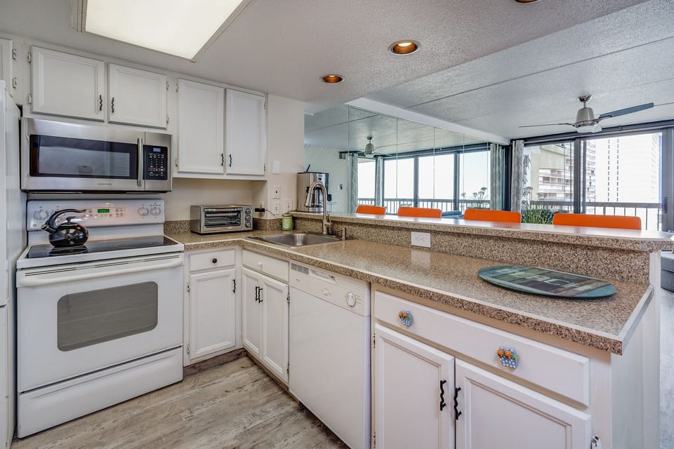 The well-stocked Kitchen has all you need to make mealtime a Bay Breeze.