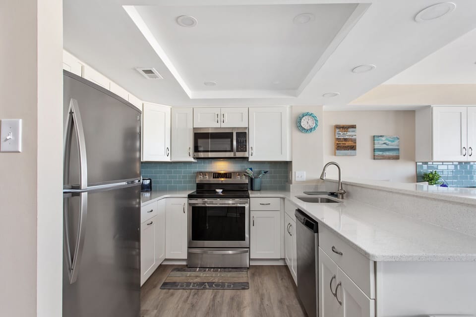 New Stainless Appliances, Cabinets, and Countertops.DE7