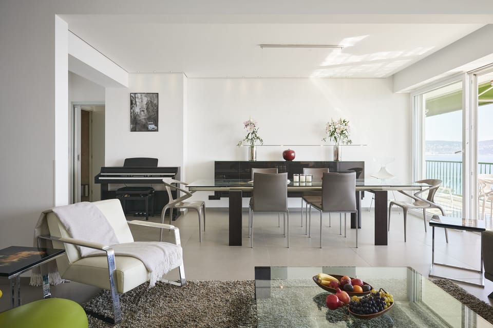 Dining space for up to 6 guests. 